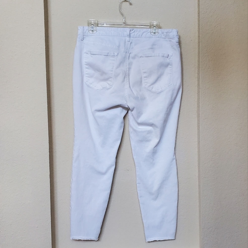 Jessica Simpson Ankle Jeans. Size 32 - Picture 2 of 6